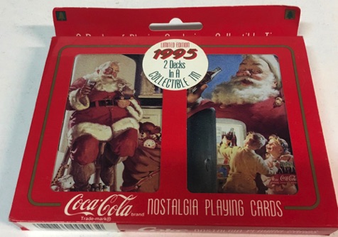 02552-2 € 12.50 coca cola ijzeren blikje met 2 stokken speelkaarten kerstman bij koelkast